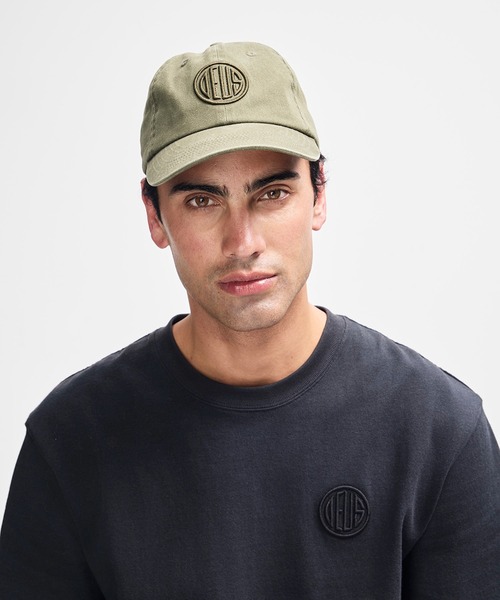 DEUS EX MACHINA(デウスエクスマキナ)の「PILL LOGO DAD CAP コットン素材 6パネルキャップ(キャップ・メンズ・カーキ/ブルー・OS)」の4枚目の写真