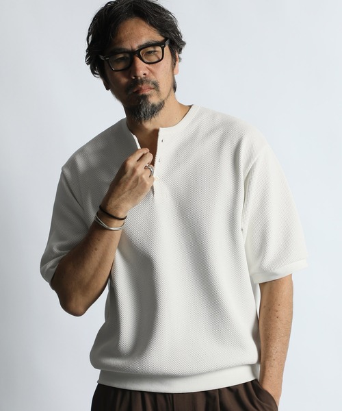 The DUFFER of ST.GEORGE(ザダファーオブセントジョージ)の「「AIR FLEX」HEAVY KANOKO RELAX FIT HENLEY-NECK TEE :セットアップ対応 機能素材「エアフレックス」鹿の子Tシャツ(Tシャツ/カットソー・メンズ・ブラック/ホワイト/ネイビー・X-LARGE/LARGE/MEDIUM/SMALL)」の2枚目の写真