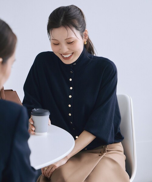 ANAYI(アナイ)の「エキストラファインメリノハイネック釦 カーディガン(カーディガン/ボレロ・レディース・ネイビー/キャメル・38)」の3枚目の写真