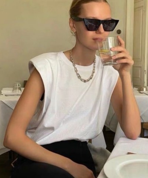 Ritzy（リッツィー）の「パッド付き肩デザイン ゆったりノースリーブトップス（Tシャツ/カットソー・レディース・ブラック/ホワイト・L/M）」の6枚目の写真