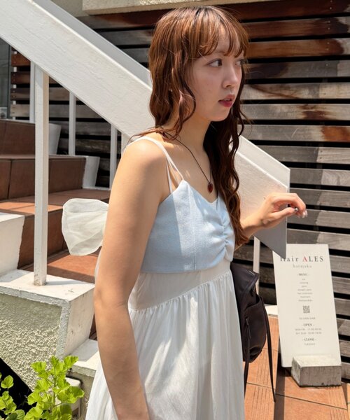 w closet(ダブルクローゼット)の「フェイクスウェードリボンキャミ(シャツ/ブラウス・レディース・ブルー/アイボリー/キャメル・FREE)」の3枚目の写真
