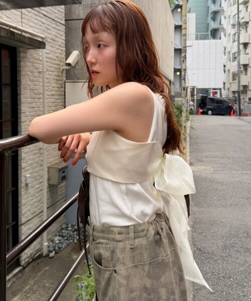 w closet(ダブルクローゼット)の「フェイクスウェードリボンキャミ(シャツ/ブラウス・レディース・ブルー/アイボリー/キャメル・FREE)」の4枚目の写真