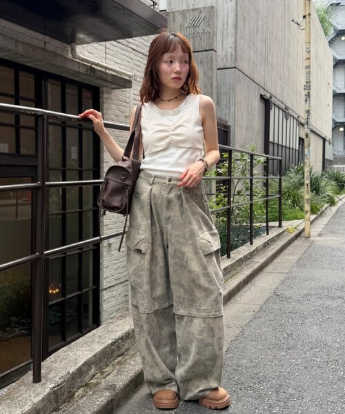 w closet(ダブルクローゼット)の「フェイクスウェードリボンキャミ(シャツ/ブラウス・レディース・ブルー/アイボリー/キャメル・FREE)」の5枚目の写真