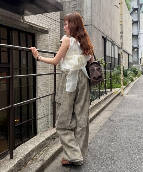 w closet(ダブルクローゼット)の「フェイクスウェードリボンキャミ(シャツ/ブラウス・レディース・ブルー/アイボリー/キャメル・FREE)」の6枚目の写真