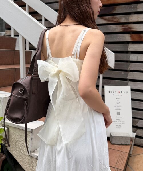 w closet(ダブルクローゼット)の「フェイクスウェードリボンキャミ(シャツ/ブラウス・レディース・ブルー/アイボリー/キャメル・FREE)」の8枚目の写真