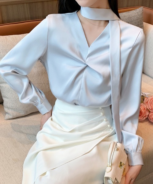 AMAJI(アマジ)の「ボウタイ サテン長袖シャツ(シャツ/ブラウス・レディース・ライトブルー/ブラック・SMALL/MEDIUM/LARGE/X-LARGE)」の1枚目の写真