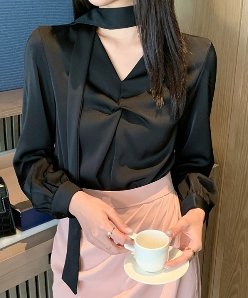AMAJI(アマジ)の「ボウタイ サテン長袖シャツ(シャツ/ブラウス・レディース・ライトブルー/ブラック・SMALL/MEDIUM/LARGE/X-LARGE)」の2枚目の写真