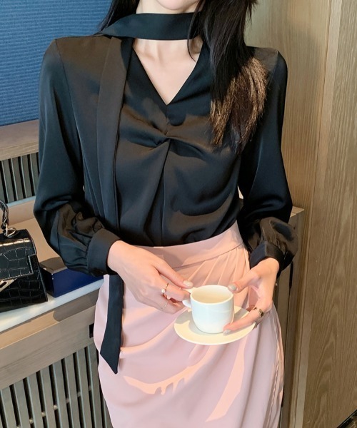 AMAJI(アマジ)の「ボウタイ サテン長袖シャツ(シャツ/ブラウス・レディース・ライトブルー/ブラック・SMALL/MEDIUM/LARGE/X-LARGE)」の3枚目の写真