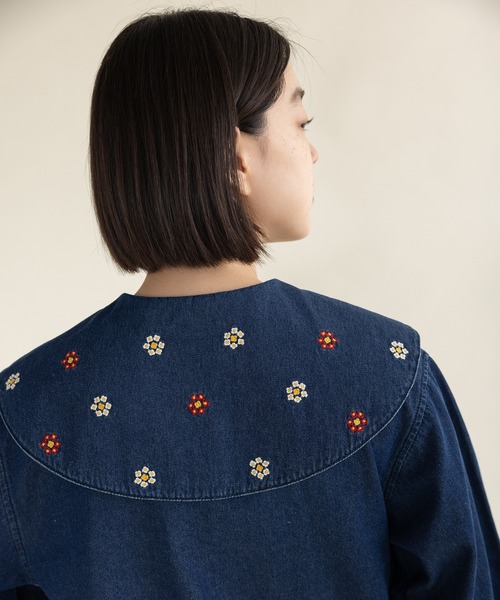 PAR ICI(パーリッシィ)の「アリッサム刺繍 フラットカラーブラウス(シャツ/ブラウス・レディース・ネイビー/ホワイト・FREE)」の2枚目の写真