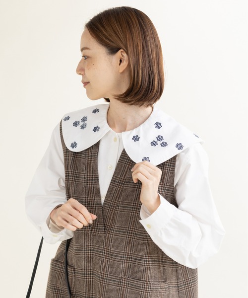 PAR ICI(パーリッシィ)の「アリッサム刺繍 フラットカラーブラウス(シャツ/ブラウス・レディース・ネイビー/ホワイト・FREE)」の1枚目の写真