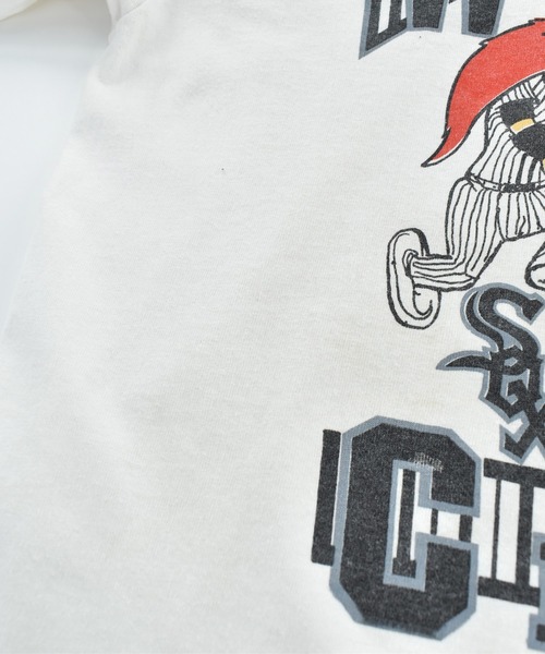 LABORATORY R(ラボラトリーアール)の「【USED】90’s Looney Tunes ”MLB CHICAGO WHITE SOX” キャラクター Tシャツ USA製(Tシャツ/カットソー・メンズ・ホワイト・X-LARGE)」の2枚目の写真
