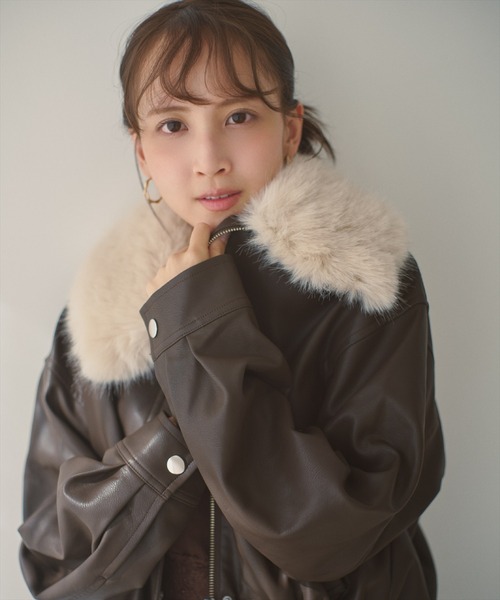 AND COUTURE(アンドクチュール)の「取り外しファー襟フェイクレザーブルゾン(ブルゾン・レディース・ブラック/ブラウン/アイボリー・FREE)」の1枚目の写真