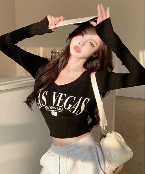 VIBGYOR(ヴィブジョー)の「【EIZZ/アイズ】LAS VEGAS ロゴプリント 深Vネック クロップド 長袖 Tシャツ(Tシャツ/カットソー・レディース・ホワイト/ブラック・FREE)」の1枚目の写真