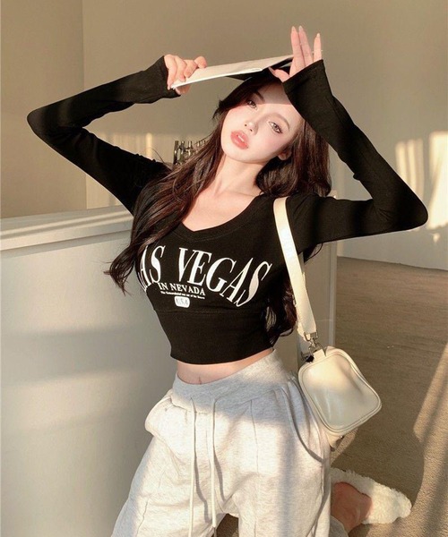 VIBGYOR(ヴィブジョー)の「【EIZZ/アイズ】LAS VEGAS ロゴプリント 深Vネック クロップド 長袖 Tシャツ(Tシャツ/カットソー・レディース・ホワイト/ブラック・FREE)」の8枚目の写真