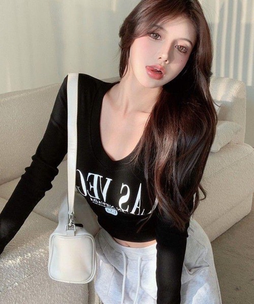 VIBGYOR(ヴィブジョー)の「【EIZZ/アイズ】LAS VEGAS ロゴプリント 深Vネック クロップド 長袖 Tシャツ(Tシャツ/カットソー・レディース・ホワイト/ブラック・FREE)」の7枚目の写真