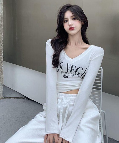 VIBGYOR(ヴィブジョー)の「【EIZZ/アイズ】LAS VEGAS ロゴプリント 深Vネック クロップド 長袖 Tシャツ(Tシャツ/カットソー・レディース・ホワイト/ブラック・FREE)」の5枚目の写真