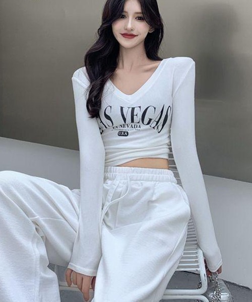 VIBGYOR(ヴィブジョー)の「【EIZZ/アイズ】LAS VEGAS ロゴプリント 深Vネック クロップド 長袖 Tシャツ(Tシャツ/カットソー・レディース・ホワイト/ブラック・FREE)」の4枚目の写真