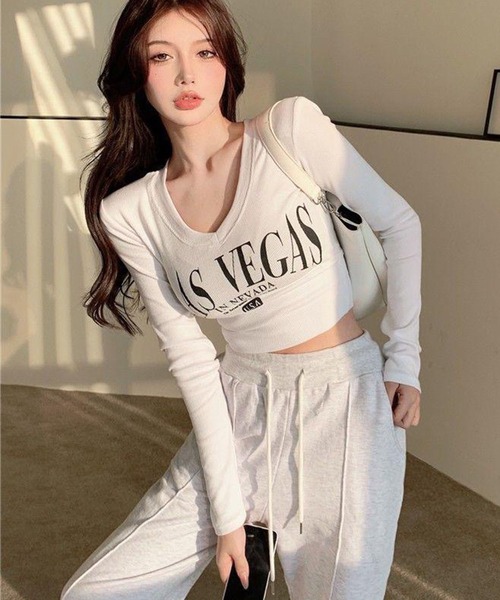 VIBGYOR(ヴィブジョー)の「【EIZZ/アイズ】LAS VEGAS ロゴプリント 深Vネック クロップド 長袖 Tシャツ(Tシャツ/カットソー・レディース・ホワイト/ブラック・FREE)」の3枚目の写真