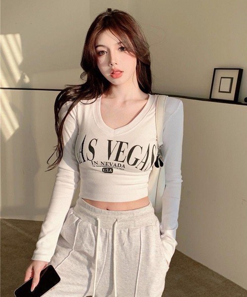 VIBGYOR(ヴィブジョー)の「【EIZZ/アイズ】LAS VEGAS ロゴプリント 深Vネック クロップド 長袖 Tシャツ(Tシャツ/カットソー・レディース・ホワイト/ブラック・FREE)」の12枚目の写真