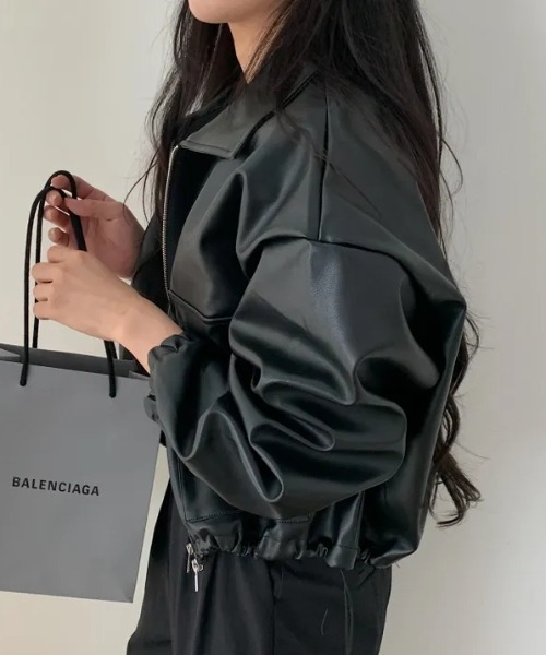 FAVORITO（ファヴォリート）の「ダブルジップフ ェイクレザージャケット（ライダースジャケット・レディース・ベージュ/ブラック/カーキ・F）」の16枚目の写真