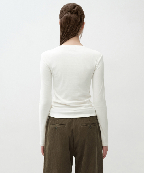 MUSINSA STANDARD WOMAN（ムシンサスタンダードウーマン）の「ウィメンズウォームブラシスリム長袖Tシャツ[アイボリー]（Tシャツ/カットソー・レディース・その他・SMALL/MEDIUM/LARGE/X-SMALL）」の3枚目の写真