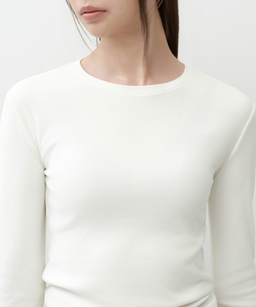 MUSINSA STANDARD WOMAN（ムシンサスタンダードウーマン）の「ウィメンズウォームブラシスリム長袖Tシャツ[アイボリー]（Tシャツ/カットソー・レディース・その他・SMALL/MEDIUM/LARGE/X-SMALL）」の4枚目の写真