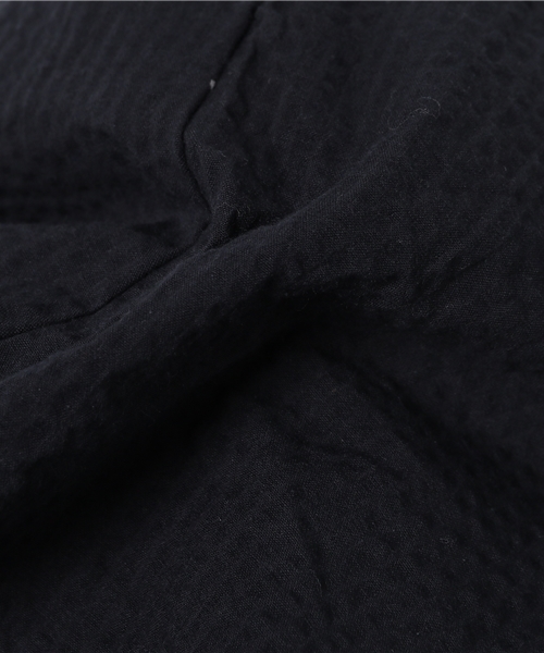 koe×THOM BROWNE（コエトムブラウン）の「[koe×THOM BROWNE]WOMENS SEERSUCKER WRAP SKIRT（スカート・レディース・ネイビー・LARGE/MEDIUM/SMALL）」の2枚目の写真