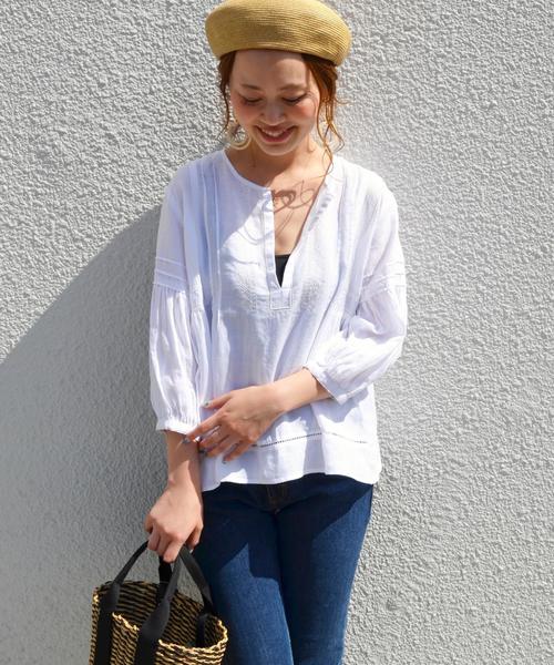 SHIPS（シップス）の「エンブロイダリースキッパーブラウス◇（シャツ/ブラウス・レディース・ロイヤルブルー/イエロー系その他/オフホワイト・ONE SIZE）」の2枚目の写真