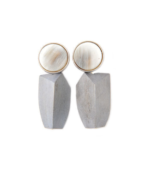 marjour（マージュール）の「ブロックウッドピアス（リング・レディース・オフホワイト/グレー/カーキ・ﾌﾘ-）」の2枚目の写真