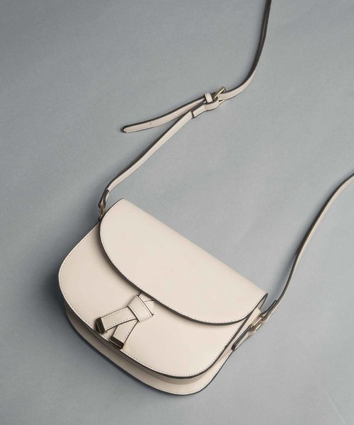 PLAIN CLOTHING（プレーンクロージング）の「Fレザーラウンドショルダーバッグ【PLAIN CLOTHING】（ショルダーバッグ・レディース・ベージュ/ブラック/アイボリー/ライトブルー・FREE）」の2枚目の写真