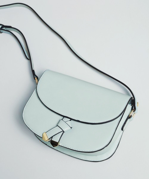 PLAIN CLOTHING（プレーンクロージング）の「Fレザーラウンドショルダーバッグ【PLAIN CLOTHING】（ショルダーバッグ・レディース・ベージュ/ブラック/アイボリー/ライトブルー・FREE）」の4枚目の写真