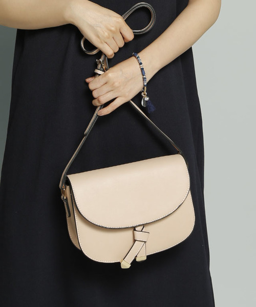 PLAIN CLOTHING（プレーンクロージング）の「Fレザーラウンドショルダーバッグ【PLAIN CLOTHING】（ショルダーバッグ・レディース・ベージュ/ブラック/アイボリー/ライトブルー・FREE）」の11枚目の写真