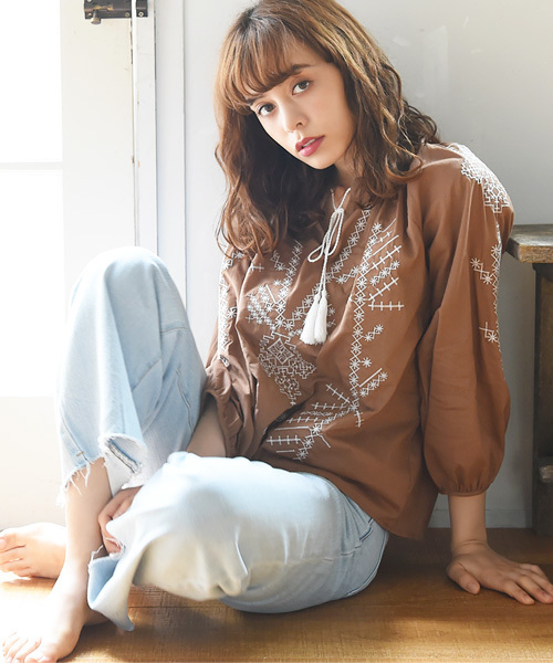 Luz Llena(ラズレナ)の「バルーンスリーブ・刺繍ブラウス(シャツ/ブラウス・レディース・ブラウン/オフホワイト・MEDIUM)」の12枚目の写真