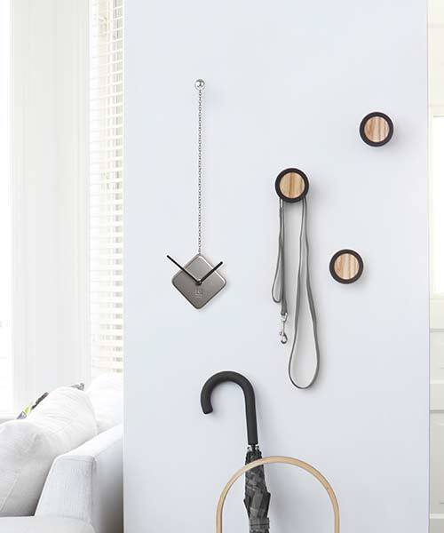 Umbra（アンブラ）の「Umbra/タイムドロップ ウォールクロック ニッケル（掛け時計・レディース・シルバー・ONE SIZE）」の4枚目の写真