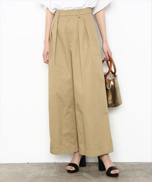 ADAM ET ROPE'(アダムエロペ)の「2タックワイドチノパンツ(その他パンツ・レディース・ベージュ/ホワイト・36/38)」の1枚目の写真