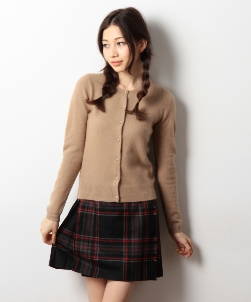 green label relaxing（グリーンレーベルリラクシング）の「GO W/RAC C/N パールBTN カーディガン（カーディガン/ボレロ・レディース・ライトグレー/ベージュ/ネイビー/パープル/オフホワイト/ワインレッド/ロイヤルブルー/その他1/ピンク・38/40）」の4枚目の写真