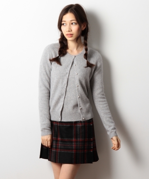 green label relaxing（グリーンレーベルリラクシング）の「GO W/RAC C/N パールBTN カーディガン（カーディガン/ボレロ・レディース・ライトグレー/ベージュ/ネイビー/パープル/オフホワイト/ワインレッド/ロイヤルブルー/その他1/ピンク・38/40）」の3枚目の写真