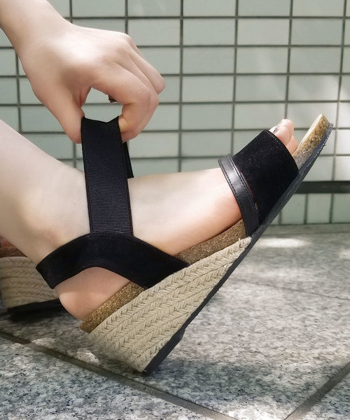 KOBE LETTUCE(コウベレタス)の「ダブルベルトジュートウェッジソールサンダル(サンダル・レディース・ブラック/グレイッシュベージュ/ブラウン系その他/シルバー/ブルー系その他・L/S/LL/M)」の2枚目の写真