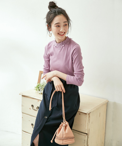 BELLUNA(ベルーナ)の「花モチーフレース使いプルオーバー(Tシャツ/カットソー・レディース・ホワイト/杢グレー/ローズ/グレイッシュブルー/レッド系その他/ブラック・LARGE/X-LARGE/MEDIUM/XX-LARGE/XXX-LARGE/XXXX-LARGE)」の1枚目の写真