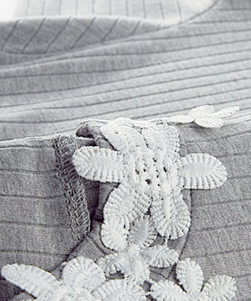 BELLUNA(ベルーナ)の「花モチーフレース使いプルオーバー(Tシャツ/カットソー・レディース・ホワイト/杢グレー/ローズ/グレイッシュブルー/レッド系その他/ブラック・LARGE/X-LARGE/MEDIUM/XX-LARGE/XXX-LARGE/XXXX-LARGE)」の8枚目の写真