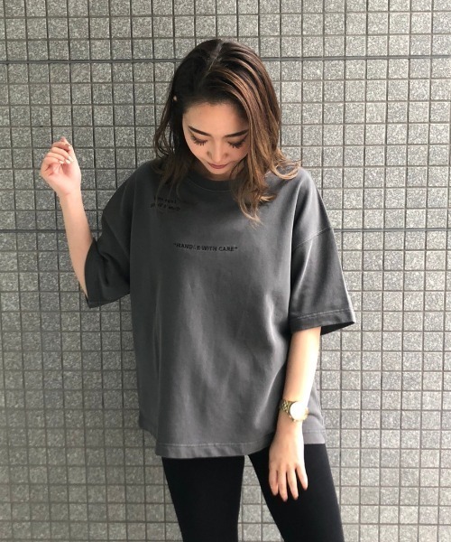 ENVYM（アンビー）の「ポイントロゴルーズＴｅｅ（Tシャツ/カットソー・レディース・ベージュ/ブラック/ブルー/ピンク・FREE）」の2枚目の写真