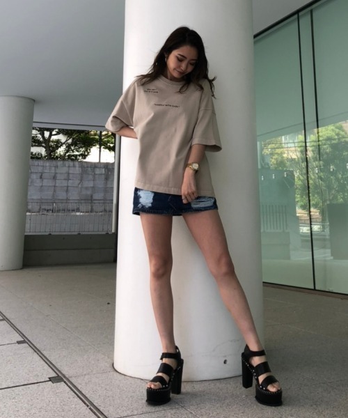 ENVYM（アンビー）の「ポイントロゴルーズＴｅｅ（Tシャツ/カットソー・レディース・ベージュ/ブラック/ブルー/ピンク・FREE）」の12枚目の写真