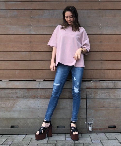 ENVYM（アンビー）の「ポイントロゴルーズＴｅｅ（Tシャツ/カットソー・レディース・ベージュ/ブラック/ブルー/ピンク・FREE）」の7枚目の写真