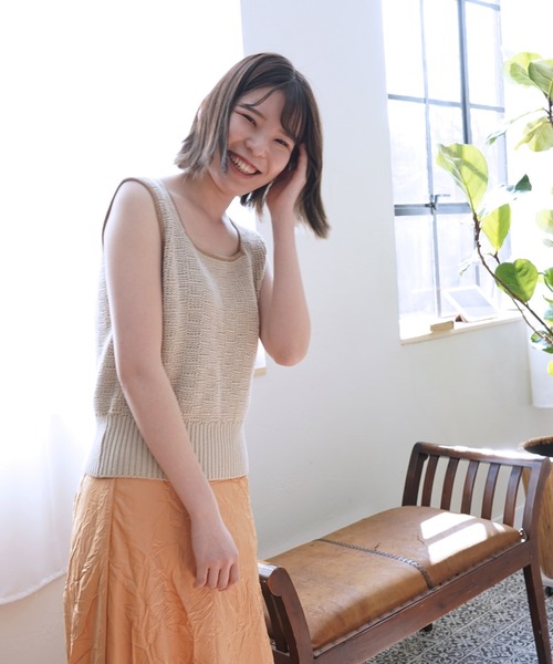 Cheek(チーク)の「バイカラーラインアクセントニットタンク(ニット/セーター・レディース・イエロー/グレイッシュベージュ・MEDIUM)」の2枚目の写真