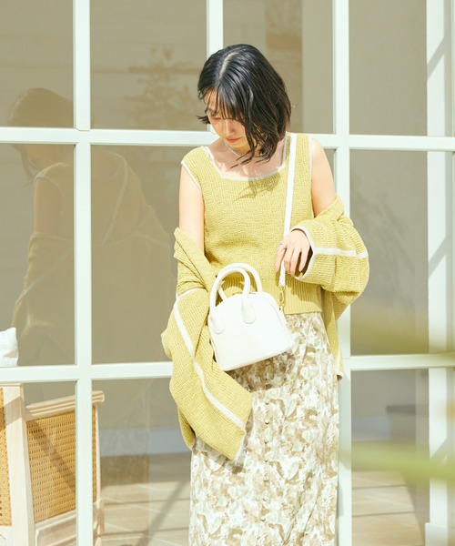 Cheek(チーク)の「バイカラーラインアクセントニットタンク(ニット/セーター・レディース・イエロー/グレイッシュベージュ・MEDIUM)」の1枚目の写真