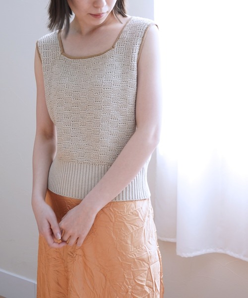Cheek(チーク)の「バイカラーラインアクセントニットタンク(ニット/セーター・レディース・イエロー/グレイッシュベージュ・MEDIUM)」の4枚目の写真