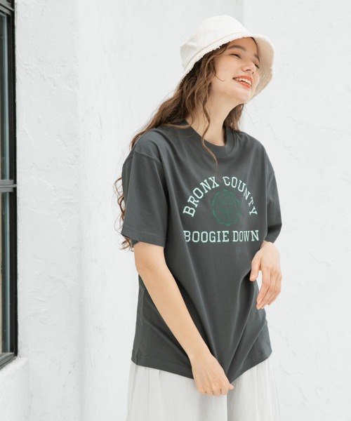 niko and...(ニコアンド)の「カレッジプリントTシャツ(Tシャツ/カットソー・レディース・ライトグレー/ベージュ/オフホワイト/チャコール・MEDIUM/LARGE)」の3枚目の写真