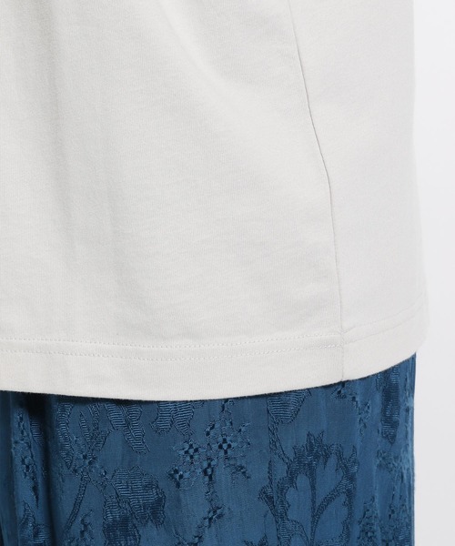 niko and...(ニコアンド)の「カレッジプリントTシャツ(Tシャツ/カットソー・レディース・ライトグレー/ベージュ/オフホワイト/チャコール・MEDIUM/LARGE)」の9枚目の写真