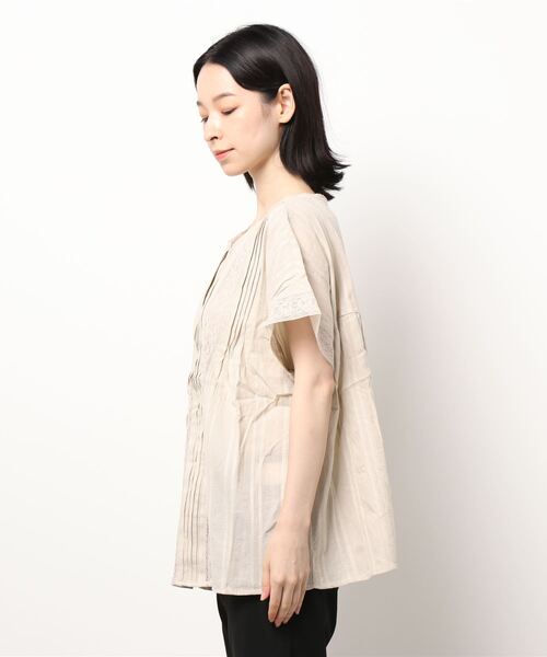 Samansa Mos2（サマンサ モスモス）の「ドビーピンタックブラウス（シャツ/ブラウス・レディース・ブラック/ブラウン/キナリ・ﾌﾘ-）」の4枚目の写真