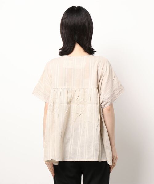 Samansa Mos2（サマンサ モスモス）の「ドビーピンタックブラウス（シャツ/ブラウス・レディース・ブラック/ブラウン/キナリ・ﾌﾘ-）」の5枚目の写真